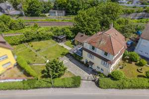Freiraum & Möglichkeiten: Freistehendes MFH mit großem Garten und Entwicklungspotenzial