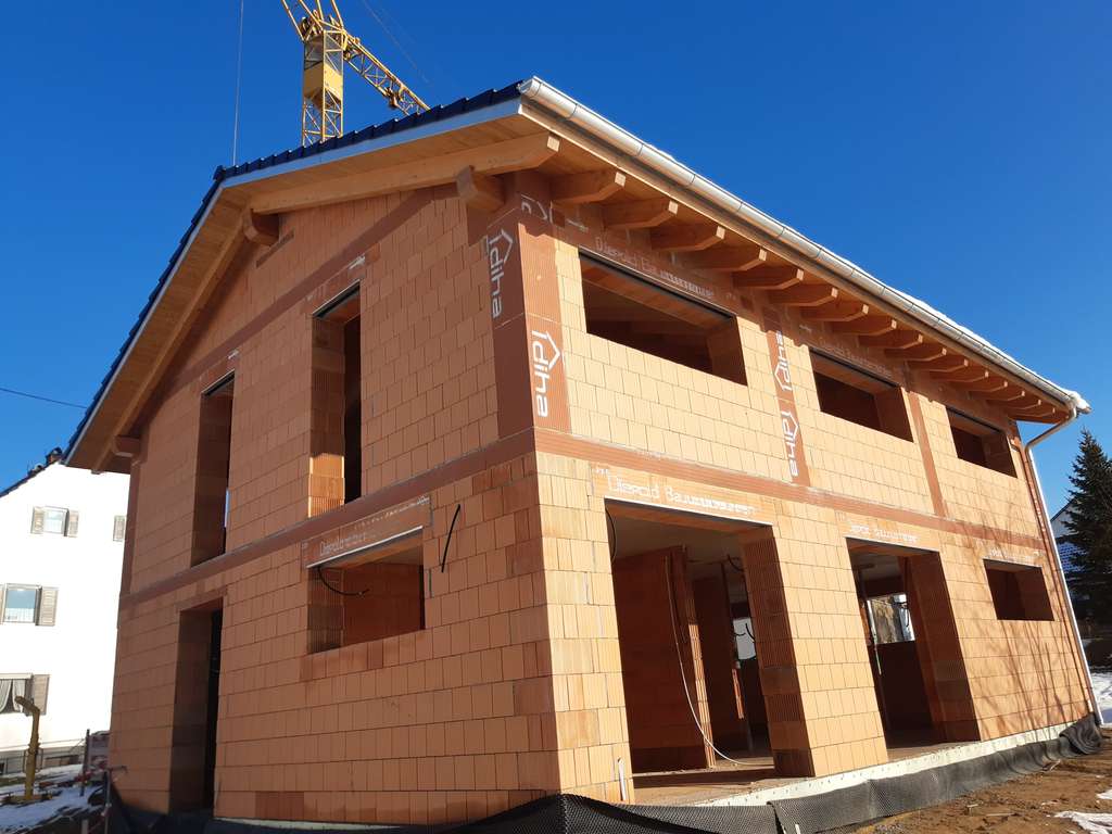 Immobilie in Pfaffenhofen an der Glonn - Seltene Gelegenheit: Massiv-Rohbau in traumhafter Lage – gestalten Sie Ihr Traumhaus selbst - Bild 0