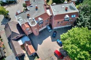 Innenstadt-Wohnen mit Charakter: Besondere Gaubenarchitektur mit Kamin, Westbalkon und Garage – Die vollständige Adresse der Immobilie erhältst du vom Anbieter., 23758 Oldenburg in Holstein – Vorschaubild 5