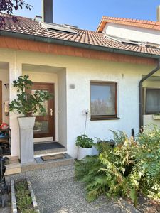 Moderne 3 Zi.-DG Wohnung mit hochwertiger Einbauküche und Balkon in ruhiger Lage