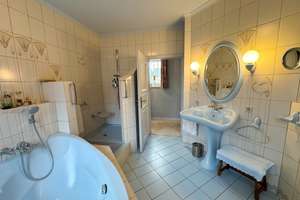 Wohnen mit Klasse: Stilvoller Bungalow mit Wellnessbereich, Weinkeller & Doppelgarage – Die vollständige Adresse der Immobilie erhältst du vom Anbieter., 65239 Hochheim am Main – Vorschaubild 13