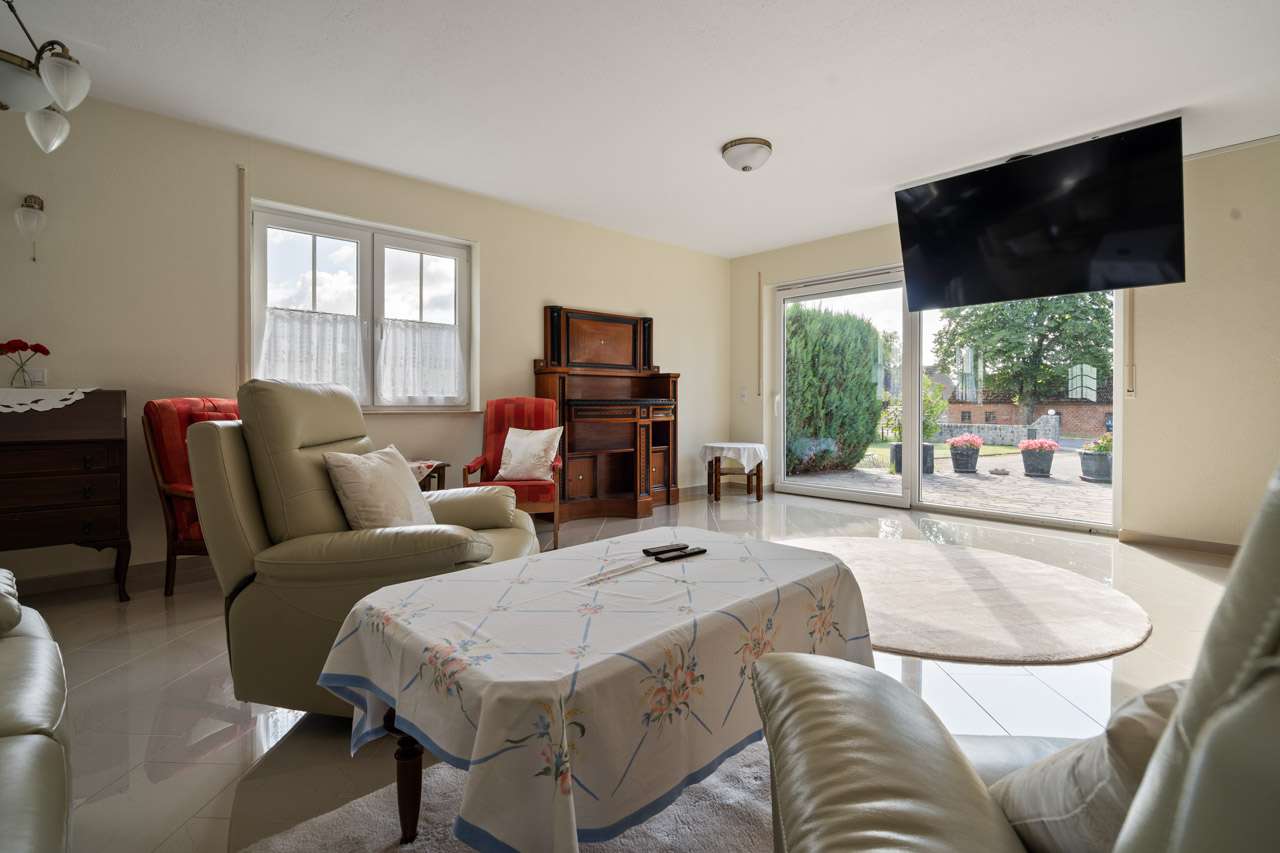 Immobilie in Schwarz - Preisoffensive! Wohnen und Vermieten in perfekter Kombination! - Bild 1