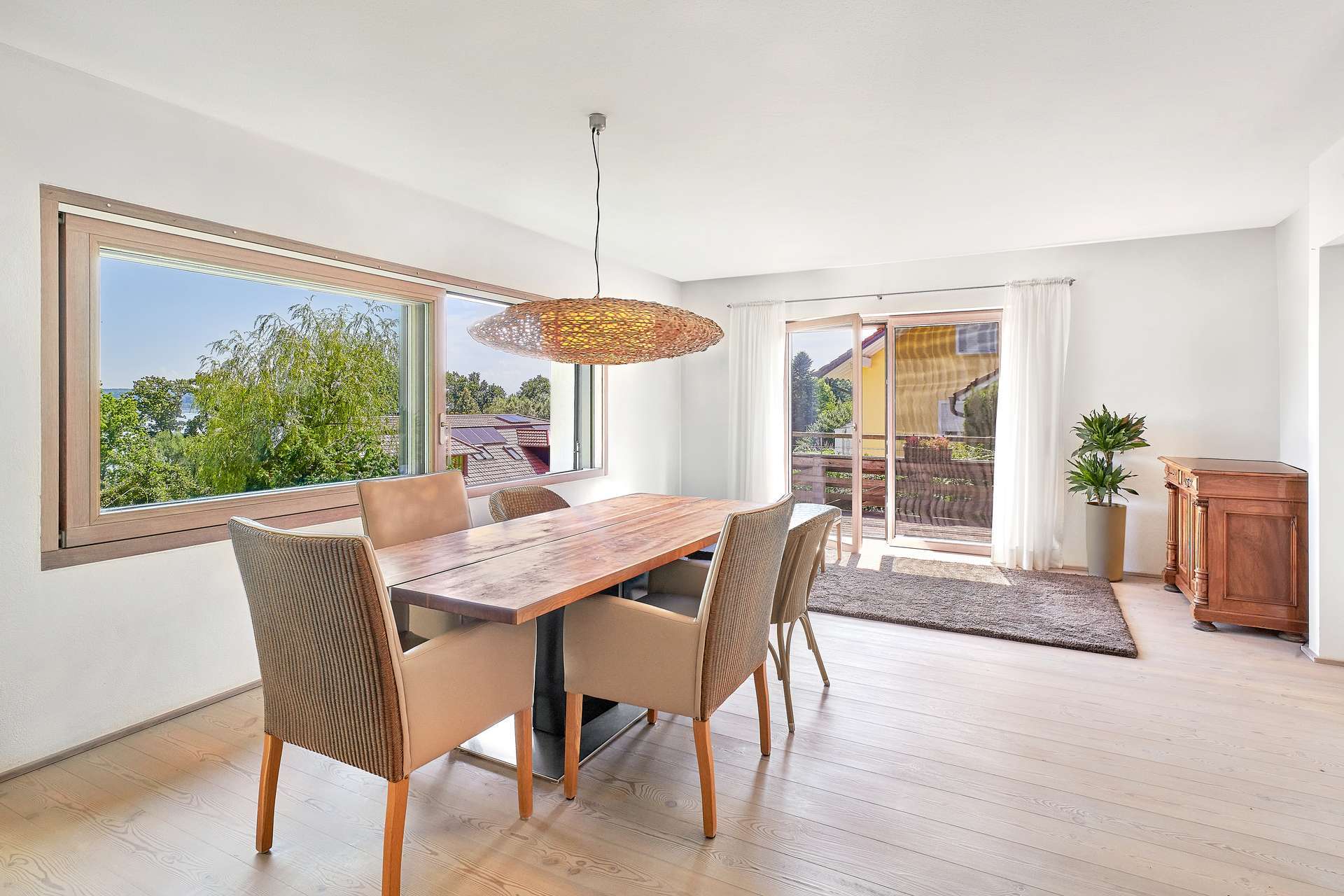 Immobilie in Eching am Ammersee - Familienvilla mit Pool, luftigem Strandhausflair, Seeblick, Lift und Einliegerwohnung in Seenähe - Bild 0