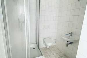 Frisch renovierte 2-Zimmer-Dachgeschosswohnung mit Einbauküche – Halberstädter Str. 106, 39112 Magdeburg – Vorschaubild 9