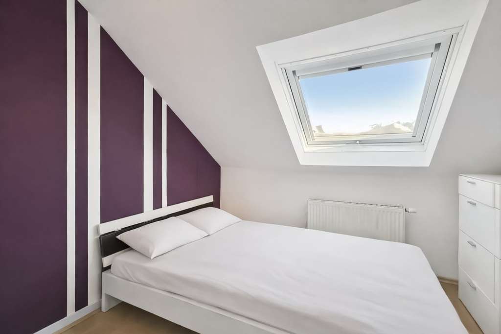 Immobilie in Veitshöchheim - Charmante Dachgeschosswohnung mit Balkon und zwei Stellplätzen - Bild 3