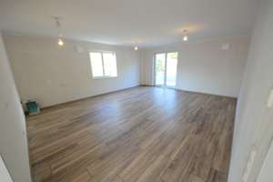 Moderne 2-Zimmer-Wohnung mit einem großen Balkon und Garage!
