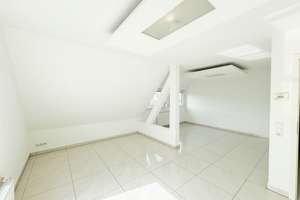 Helle und großzügige 3,5-Zimmer Maisonettewohnung mit EBK und Balkon! – 70327 Untertürkheim (Ortsteil), Stuttgart – Vorschaubild 2