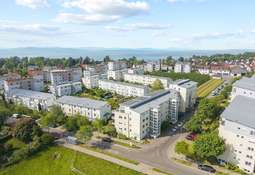 Hausansicht mit Umgebungsbebau