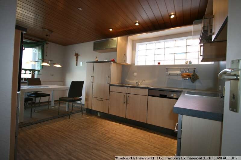 Immobilie in Bad Königshofen im Grabfeld - Einfamilienhaus mit Ausbaupotenzial, Wellnessbereich und großer Scheune - Bild 0