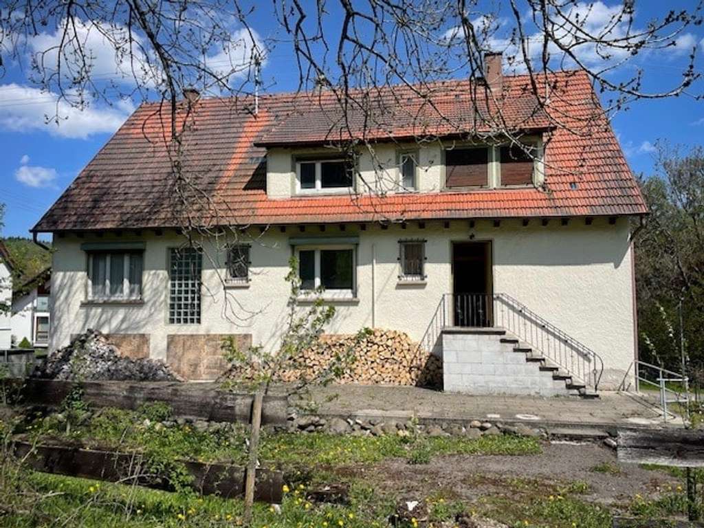 Immobilie in Albstadt - "Großzügiges Wohnhaus mit Gartenidylle und 4 hohen Garagen in ruhiger Lage von Albstadt-Pfeffingen"
 - Bild 0