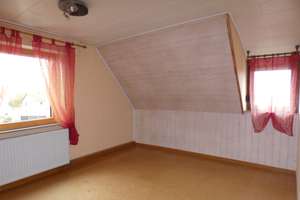 CHARMANT & RUHIG GELEGEN: Zweifamilienhaus mit Garage und schönem Garten in Asselfingen zu verkaufen – Die vollständige Adresse der Immobilie erhältst du vom Anbieter., 89176 Asselfingen – Vorschaubild 23
