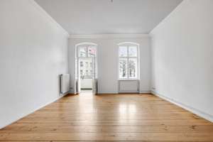 Bezugsfreie 4-Zimmer Wohnung / Altbau / Balkon / 1. OG