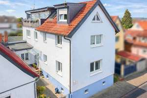 Ein Haus, das Komfort, Charakter & Familienleben vereint - in ruhiger Lage von Schöneck – Die vollständige Adresse der Immobilie erhältst du vom Anbieter., 61137 Schöneck – Vorschaubild 1