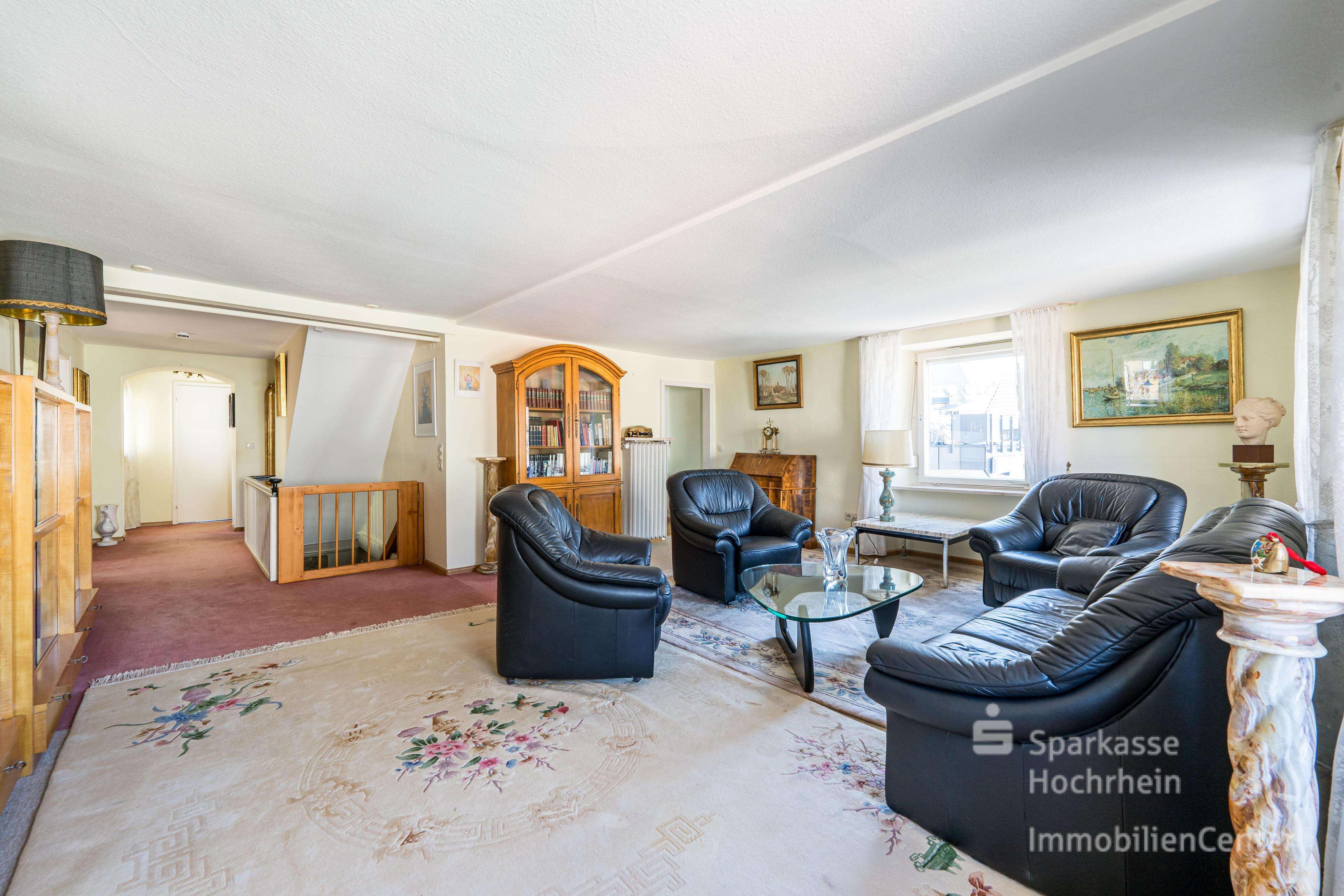 Immobilie in Görwihl - Ein-/Zweifamilienhaus mit Villencharakter und pflegeleichter Außenanlage - Bild 0