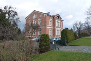 Wohnen mit Charakter: Vier-Zimmer-Wohnung in historischem Gebäude