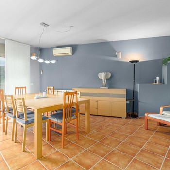 Charmantes Duplex-Apartment in Portbou mit Panoramablick, Geschichte und garantierter Rentabilität