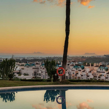 Elegante Drei-Schlafzimmer-Apartment mit Panoramablick auf das Meer im Goldenen Dreieck von Marbella