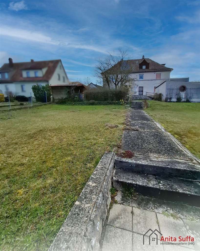 Immobilie in Uffenheim - Zeitlos schön – historische Doppelhaushälfte mit großem Garten und Doppelgarage - Bild 0