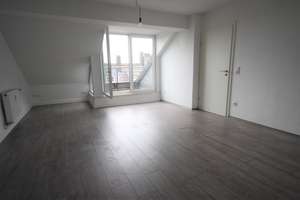 3-Zi DG-Wohnung im kernsanierten MFH in Barmen mit Balkon, Bad mit Badewanne und Dusche