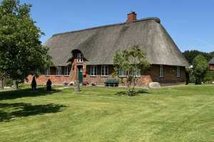 Im Reetdachhaus wohnen plus das Grundstück teilen und bebauen: hier ist beides möglich! – Nordfriesland (Kreis) – Vorschaubild 1