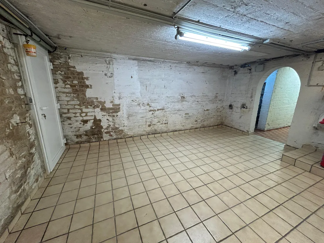 Gemütliches Reihenendhaus mit XL-Dachterrasse, Terrasse, Garten und zwei Garagen – Keller