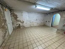 Gemütliches Reihenendhaus mit XL-Dachterrasse, Terrasse, Garten und zwei Garagen – Keller