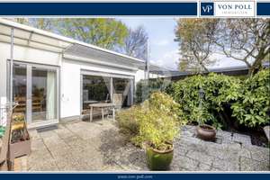 Wohnen im Grünen: Charmanter Bungalow mit Süd-Atrium in Feldrandlage