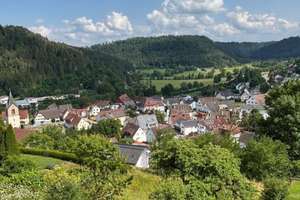 Zweifamilienhaus in sonniger Aussichtslage mit großem Grundstück – Die vollständige Adresse der Immobilie erhältst du vom Anbieter., 78736 Epfendorf – Vorschaubild 2