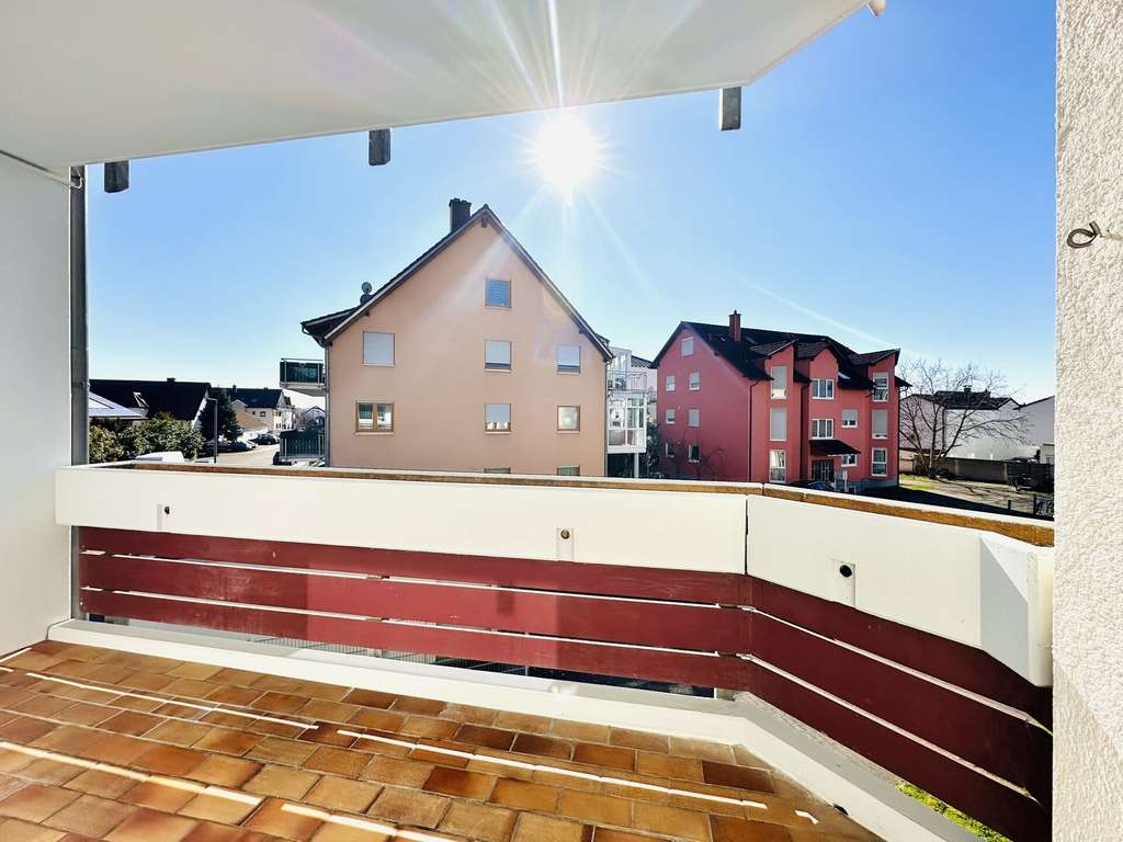 Immobilie in Beindersheim - Helle 4-Zimmer-Wohnung im 1. OG mit Balkon & 2 Stellplätzen bezugsfrei in Beindersheim/ Pfalz - Bild 1