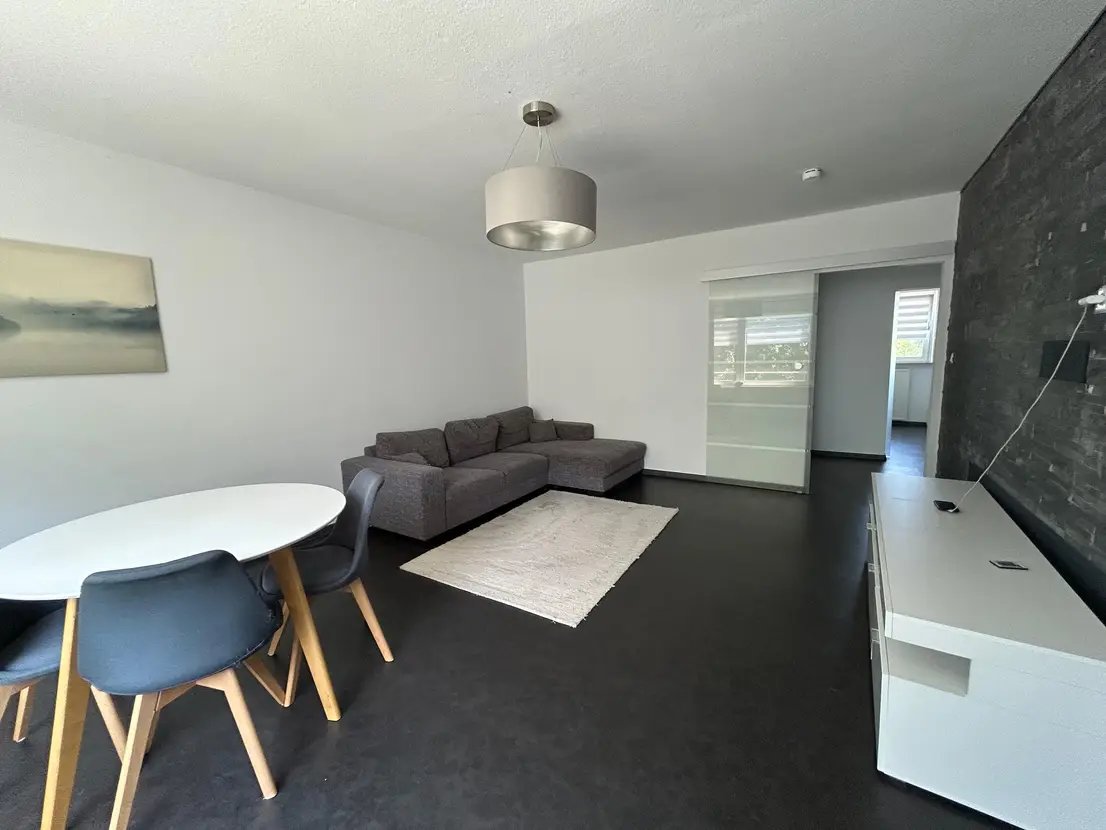 Wohnzimmer mit Zugang zum Balkon