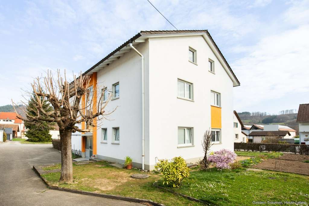 Immobilie in Hausen im Wiesental - Kapitalanlage mit Potenzial
Wohn- und Geschäftshaus mit 3 Wohnungen, 1 Gewerbe und 2 Garagen - Bild 2