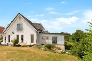 Energiesparend mit Photovoltaik und Wärmepumpe! Modernes Haus mit traumhaft großem Garten. – Erlangen-Höchstadt (Kreis) – Vorschaubild 2