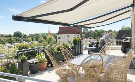 Einmalige und großzügige Penthousewohnung mit Aufzug, Tiefgaragenstellplatz und Carport