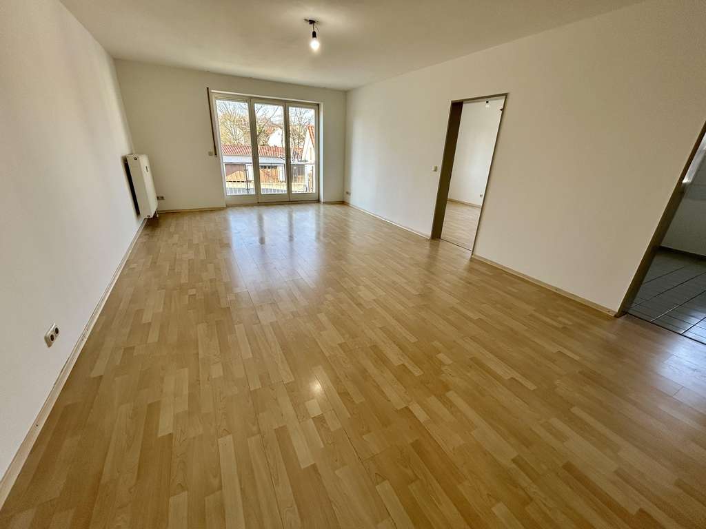 Immobilie in Burgau - Freundliche, helle Etagenwohnung mit Sonnenbalkon & TG-Stellplatz  - Bild 1