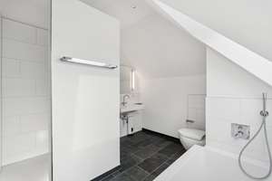 Exklusives Dachgeschossjuwel mit zwei Balkone in herrschaftlicher Villa – Die vollständige Adresse der Immobilie erhältst du vom Anbieter., 30161 Oststadt, Hannover – Vorschaubild 8