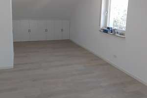 Erstbezug nach Ausbau – Exklusive 3-Zimmer-Dachgeschosswohnung mit Klimaanlage, Garage und Garten