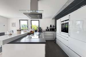 Moderne, hochwertige 3-Zi. Dachgeschosswohnung mit schöner Terrasse und Stellplatz mit Wallbox