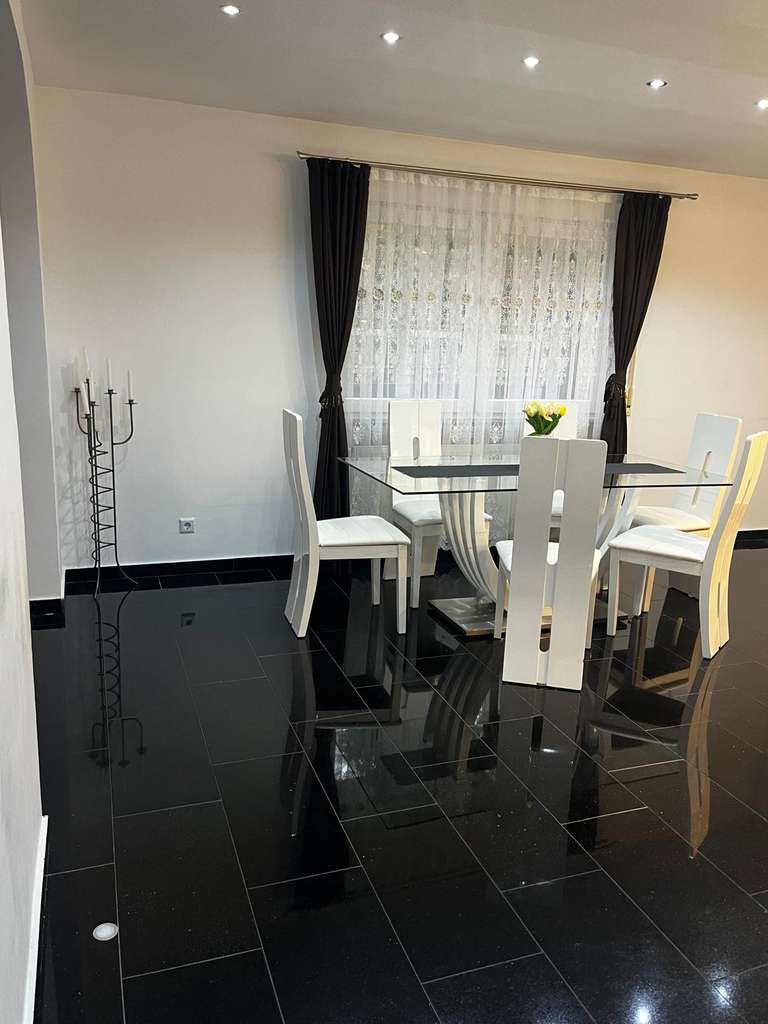 Immobilie in Osterburken - Perfekt für Familien:5-Zimmer-Wohnung mit Gartenanteil, 30 m² Terrasse und Balkon & Garage - Bild 2