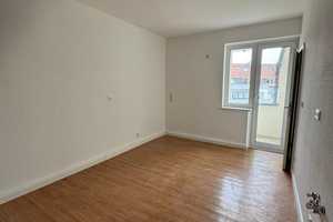 Exklusive, modernisierte 2-Raum-Wohnung mit Balkon und EBK in Düsseldorf – Querstraße 8, 40227 Düsseldorf – Vorschaubild 1