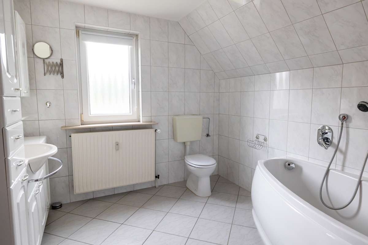 Immobilie in Ganderkesee - *** RIESIGE WOHNUNG - eigener DACHBODEN - eigener KELLER - eigenes TREPPENHAUS - DACHTERRASSE *** - Bild 0