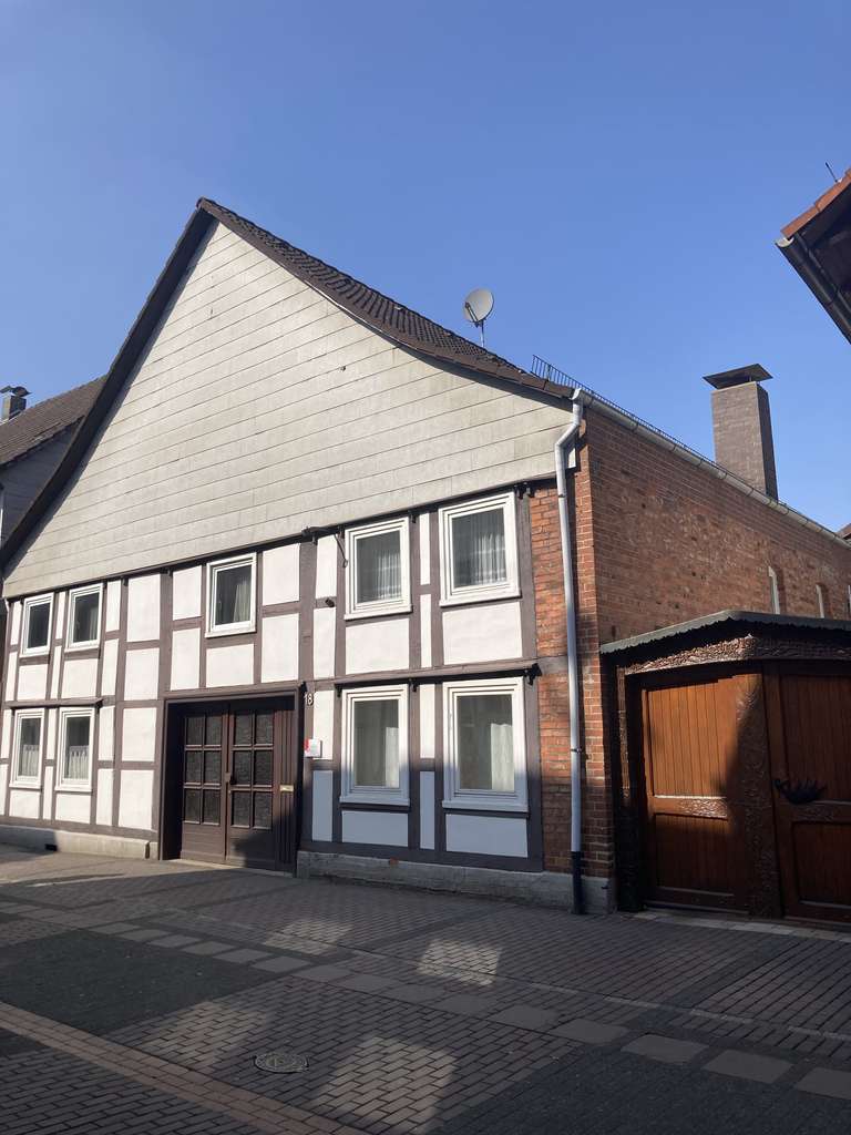 Immobilie in Holzminden - Einfamilienwohnhaus mit 2 Apartments in Innenstadtlage von Holzminden - Bild 1