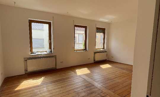 Renovierte und leerstehende 3 ZKB-Obergeschosswohnung in LU-Mundenheim (3 Parteienhaus)!