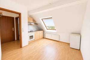 Helle 1-Zimmer-Dachgeschosswohnung mit Einbauküche in Lübeck-Kücknitz zu vermieten! – Redderkoppel 10, 23569 Kücknitz, Lübeck – Vorschaubild 4