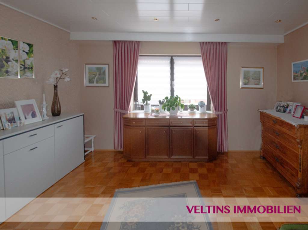 Immobilie in Usingen - Usingen: Attraktives Haus für Großfamilien oder Mehrgenerationen mit großem, schön angelegten Garten - Bild 4