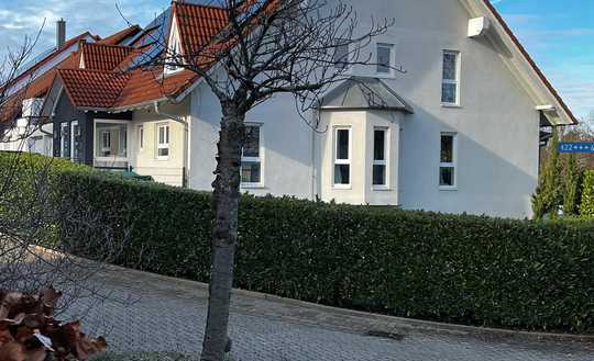 Lichtdurchflutetes Haus mit großem Garten