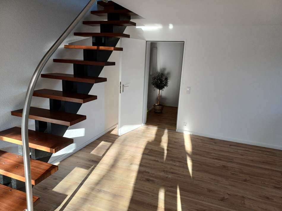 Wohnzimmer mit Treppe