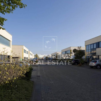 Lagerhalle mit Rampe und ebenerdigen Sektionaltor in Neuss | Ab sofort verfügbar