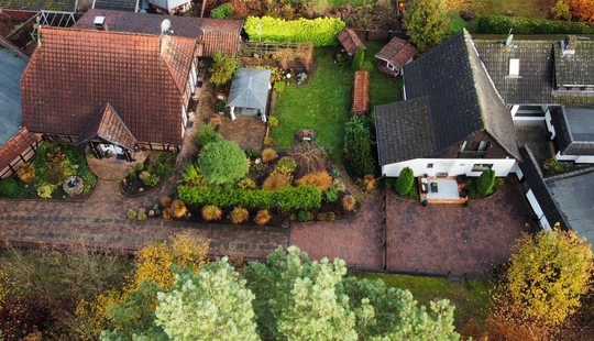 Bild von 3 sehr gepflegte Häuser auf einem Grundstück, Mehr-Generationen-Wohnen, Winsen/Aller OT Meißendorf