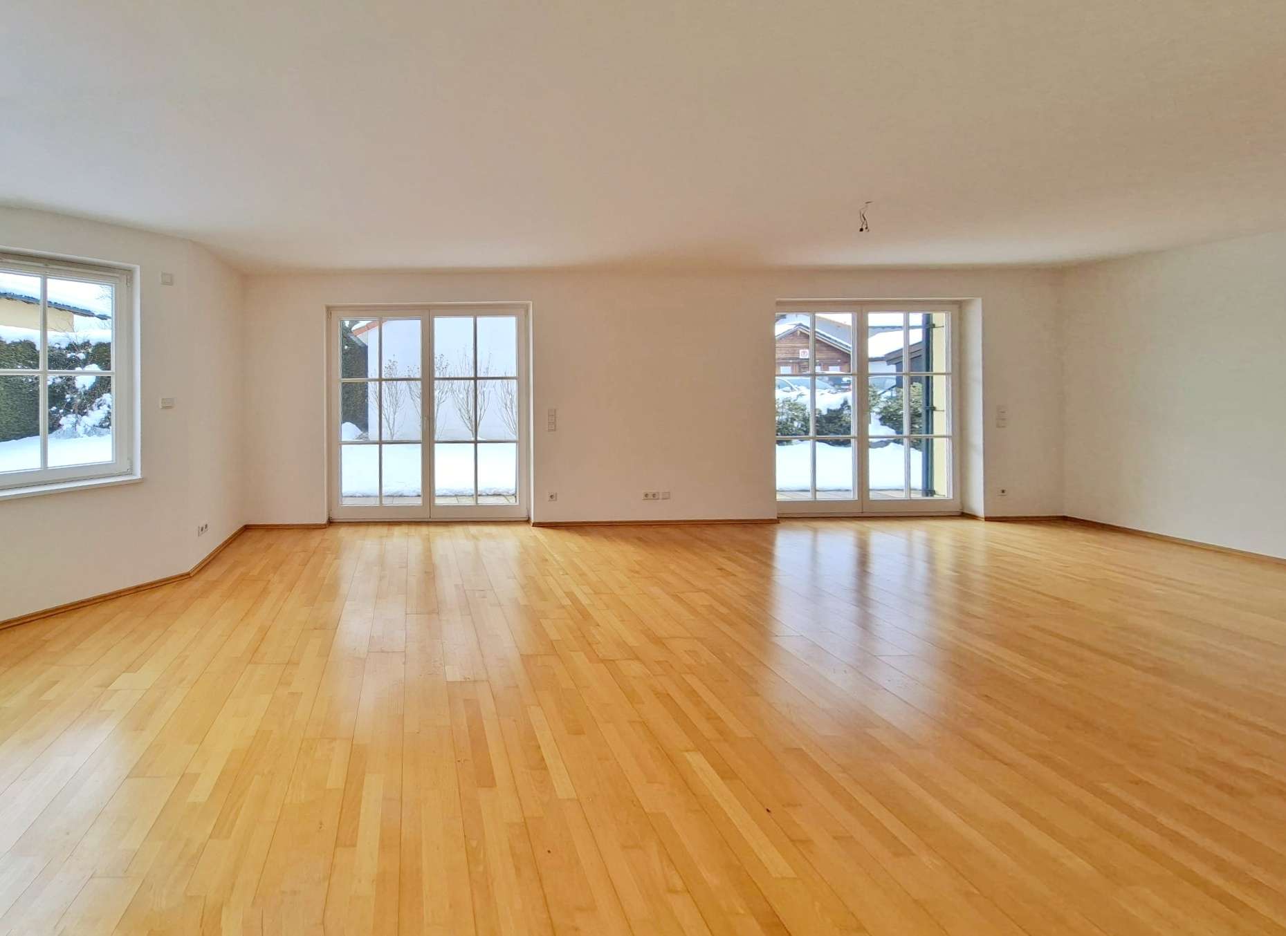 Immobilie in Straßlach-Dingharting - Lichtdurchflutetes geräumiges Landhaus in idyllischer Bestlage des Münchener Südens - Bild 0