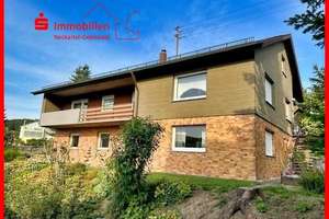 Wohlfühlcharakter für Sie! Großzügiges Einfamilienhaus m. ELW, Doppelgarage u. großem Grundstück  – Die vollständige Adresse der Immobilie erhältst du vom Anbieter., 74834 Elztal – Vorschaubild 1